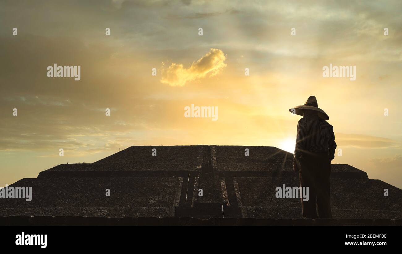 Mann, der über die Pyramide der Sonne in teotihuacan mexiko schaut Stockfoto