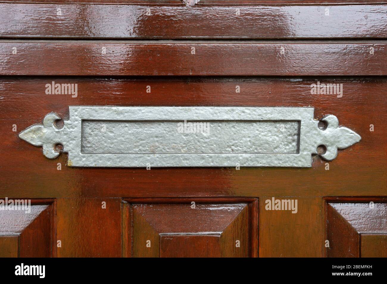Briefkasten aus glänzendem Metall auf einer braunen altmodischen Holztür,  klassisches Design aus nächster Nähe Stockfotografie - Alamy