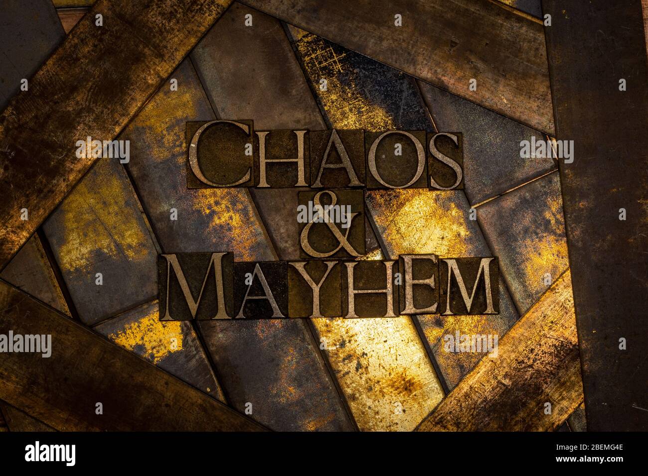 Foto von echten authentischen Schreibschrift bilden Chaos und Mayhem Text auf vintage texturierten Grunge Kupfer Hintergrund Stockfoto