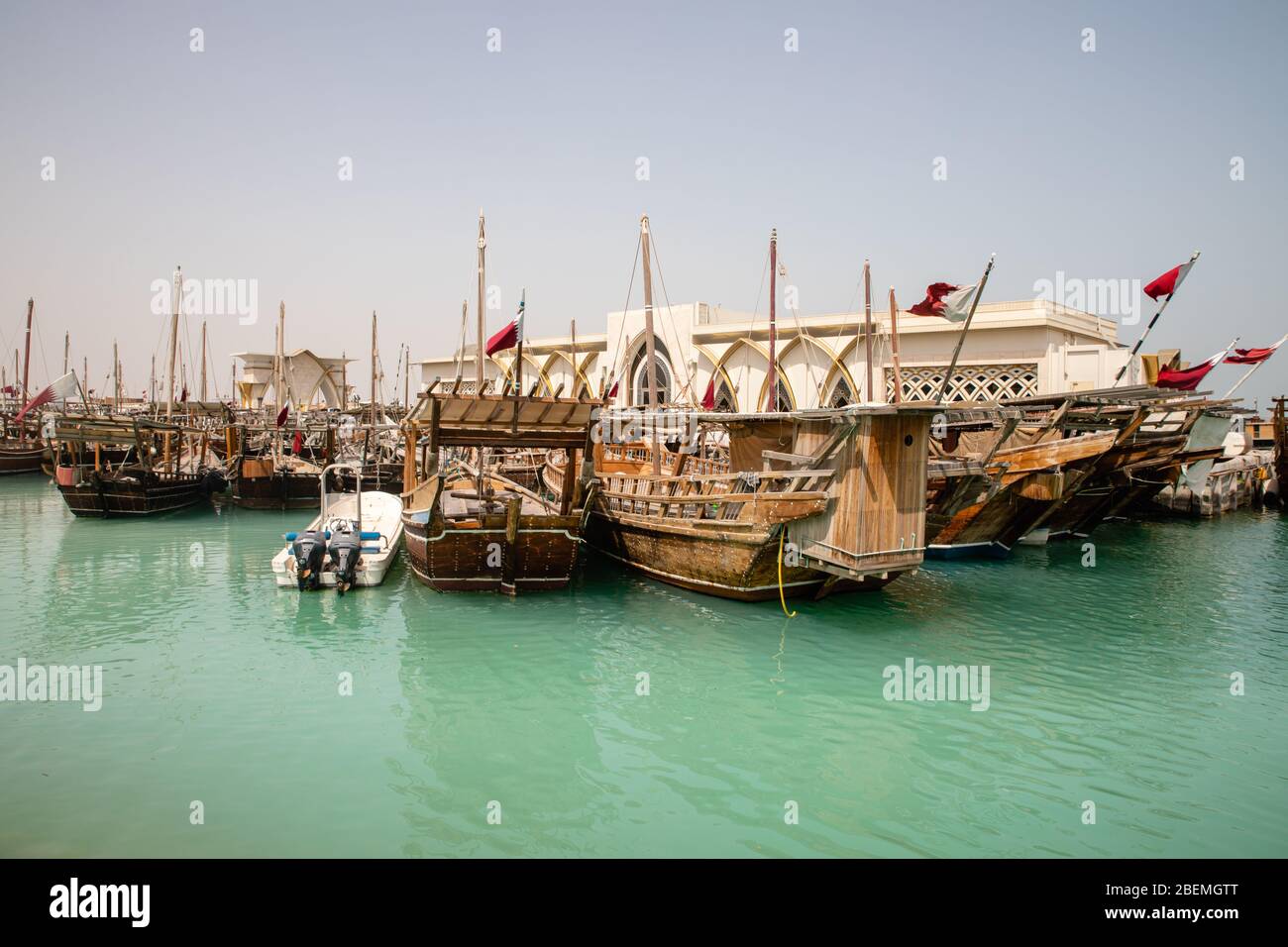 Blick auf Holzschiffe und Dhow Harbor Gebäude in Doha City, Katar Stockfoto