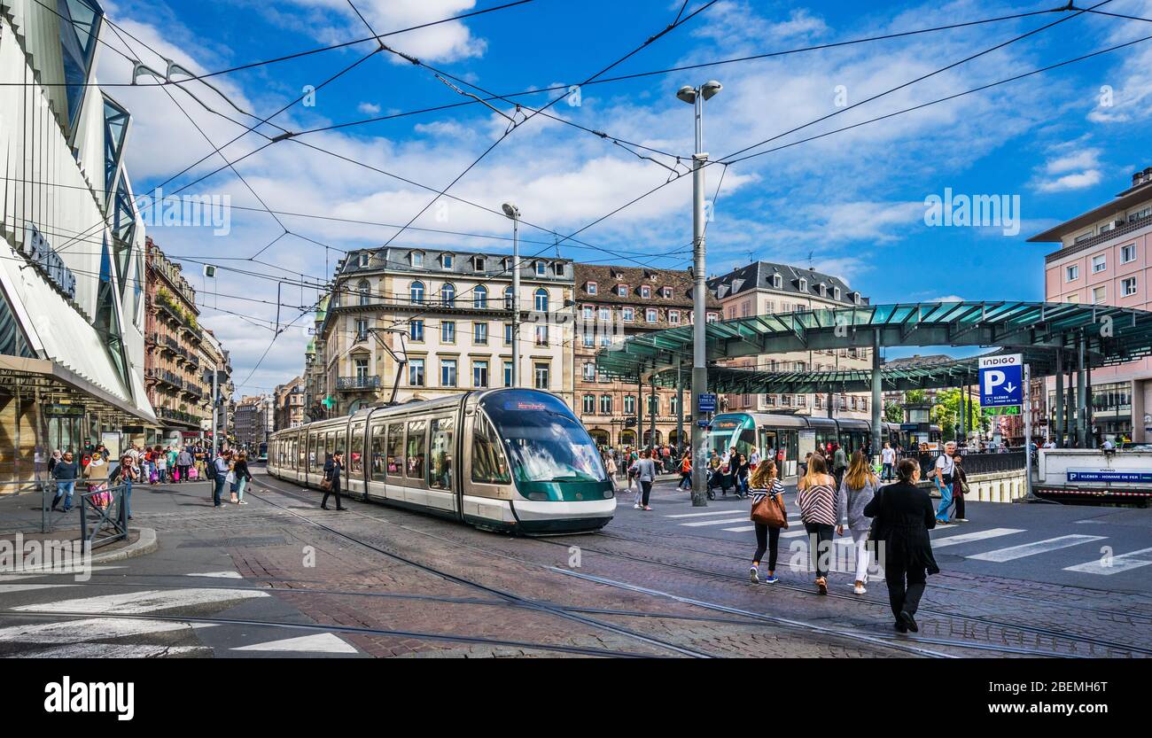 Place de l'Homme de Fer mit großer Glasrotunde, Strasbourg's wichtigste Verkehrsknotenpunkt, wo mehrere Straßenbahnlinien kreuzen, Strasbourg, Elsass, Region Gran Stockfoto