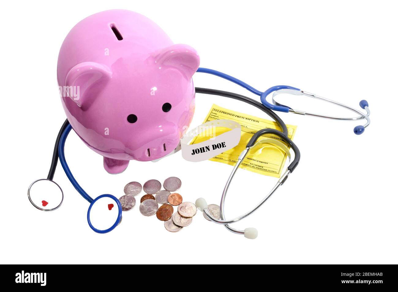 Horizontale Aufnahme eines rosa Sparschweines inmitten von Münzen, zwei Stethoskopen, Krankenhausarmband und einem Verordnungspad. Weißer Hintergrund. Stockfoto