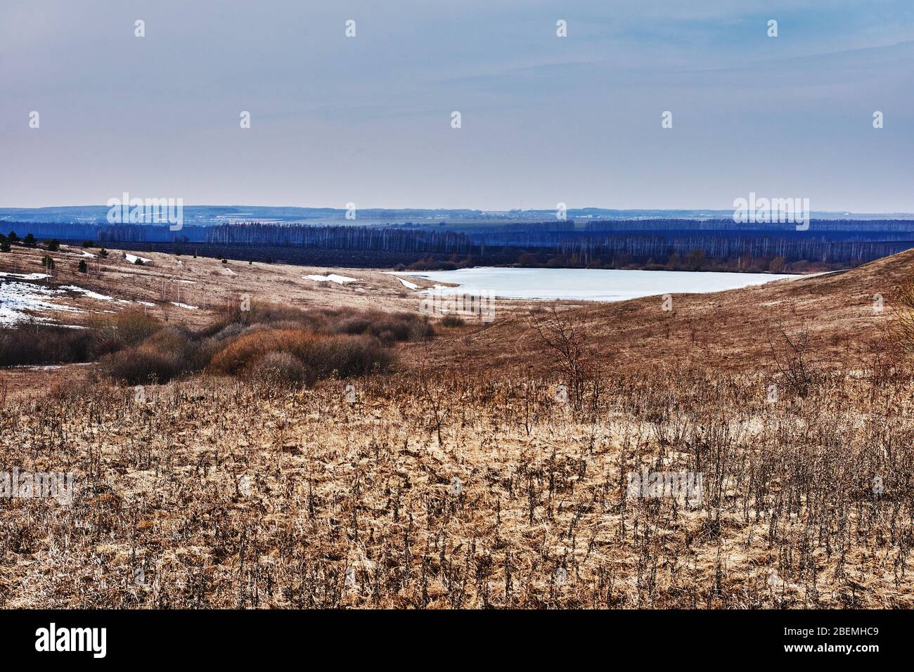 Frühlingslandschaft russischer Natur. Felder, Wälder, Hügel, Ebene, offene Sicht und Horizont, der Himmel verbindet sich mit der Erde. Russland, das Dorf Boldino Stockfoto