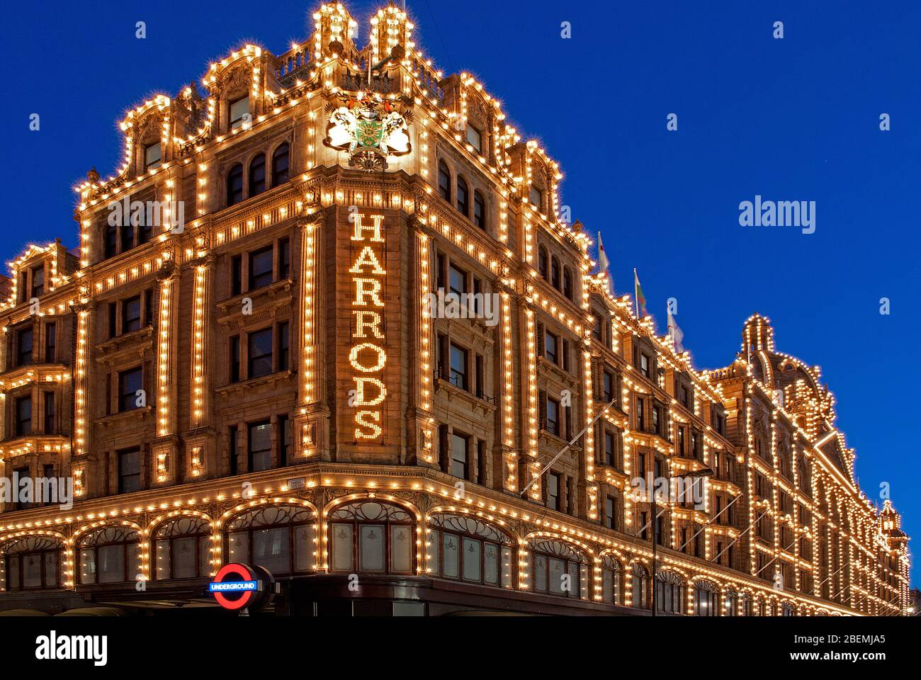 Beleuchtete fassade der harrods brompton road -Fotos und -Bildmaterial