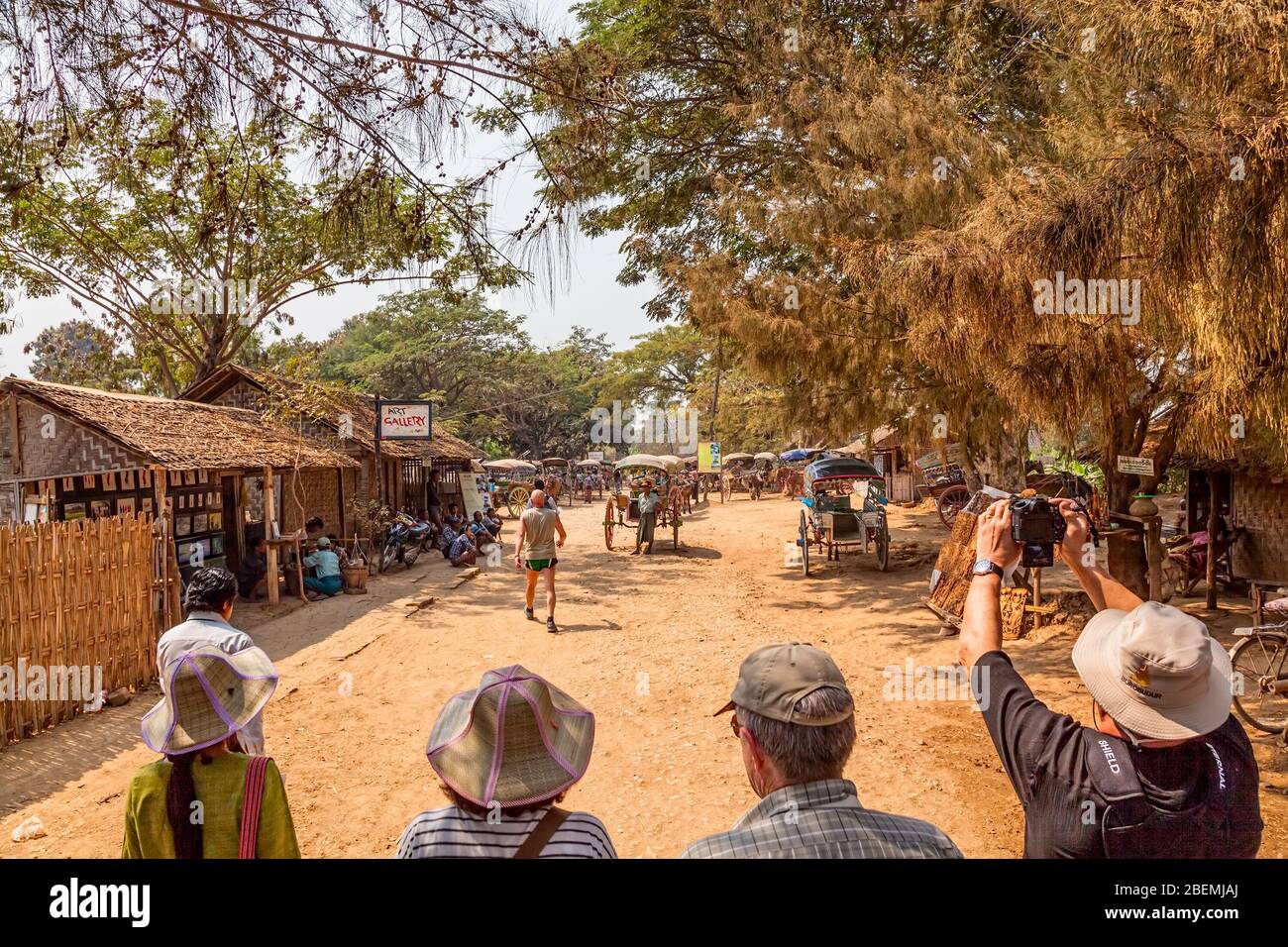 Tourist wartet auf Wagen Transport in Innwa Stockfoto