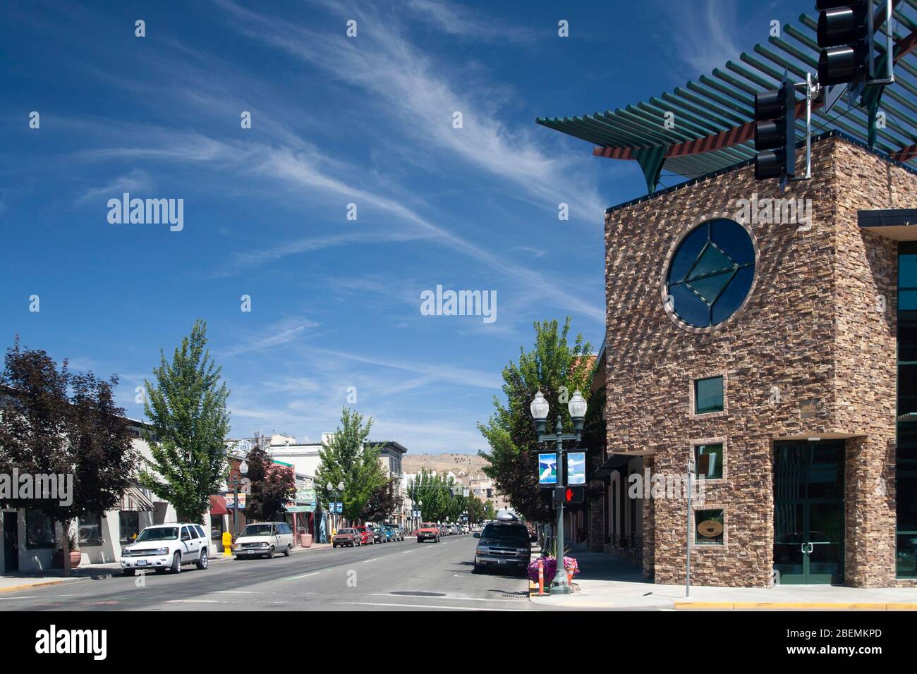 Blick auf Geschäfte und Restaurants in der Innenstadt von Klamath Falls, Oregon unter einem klaren blauen Himmel Stockfoto