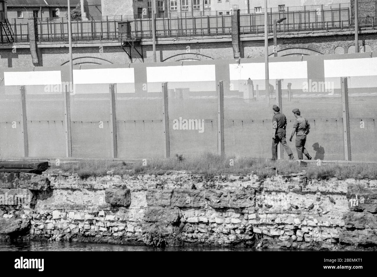 Ost-Berliner Grenzschutz an der Spree 1989 Stockfoto