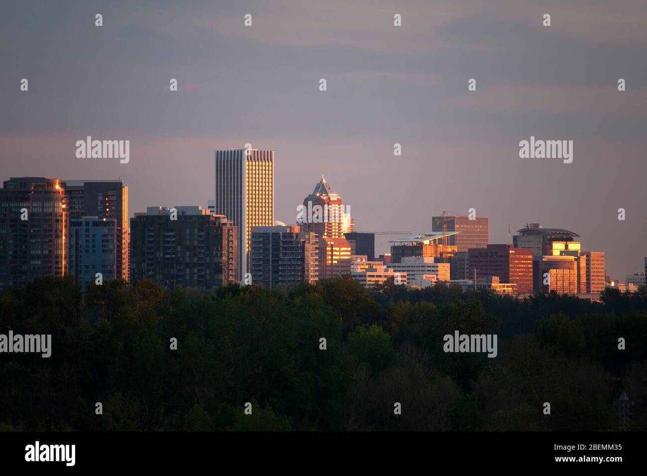 Blick auf die Skyline von Portland, Oregon vom Sellwood/Oaks-Bereich im unteren Teil der Stadt Stockfoto