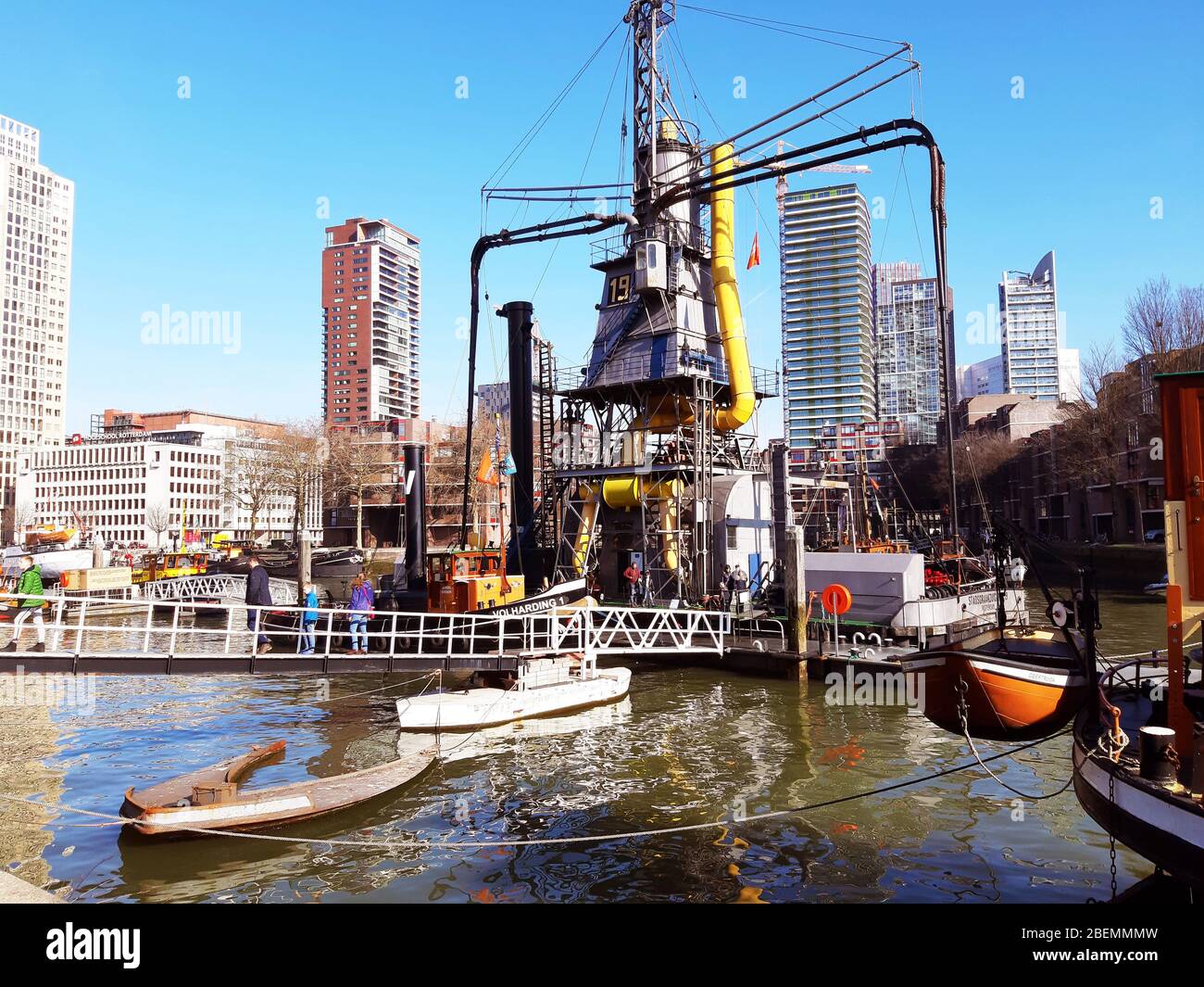 Marine-Schifffahrtsmuseum mit Schiffen und Booten auf dem Wasser im Fluss im Hafen von rotterdam in den niederlanden Stockfoto