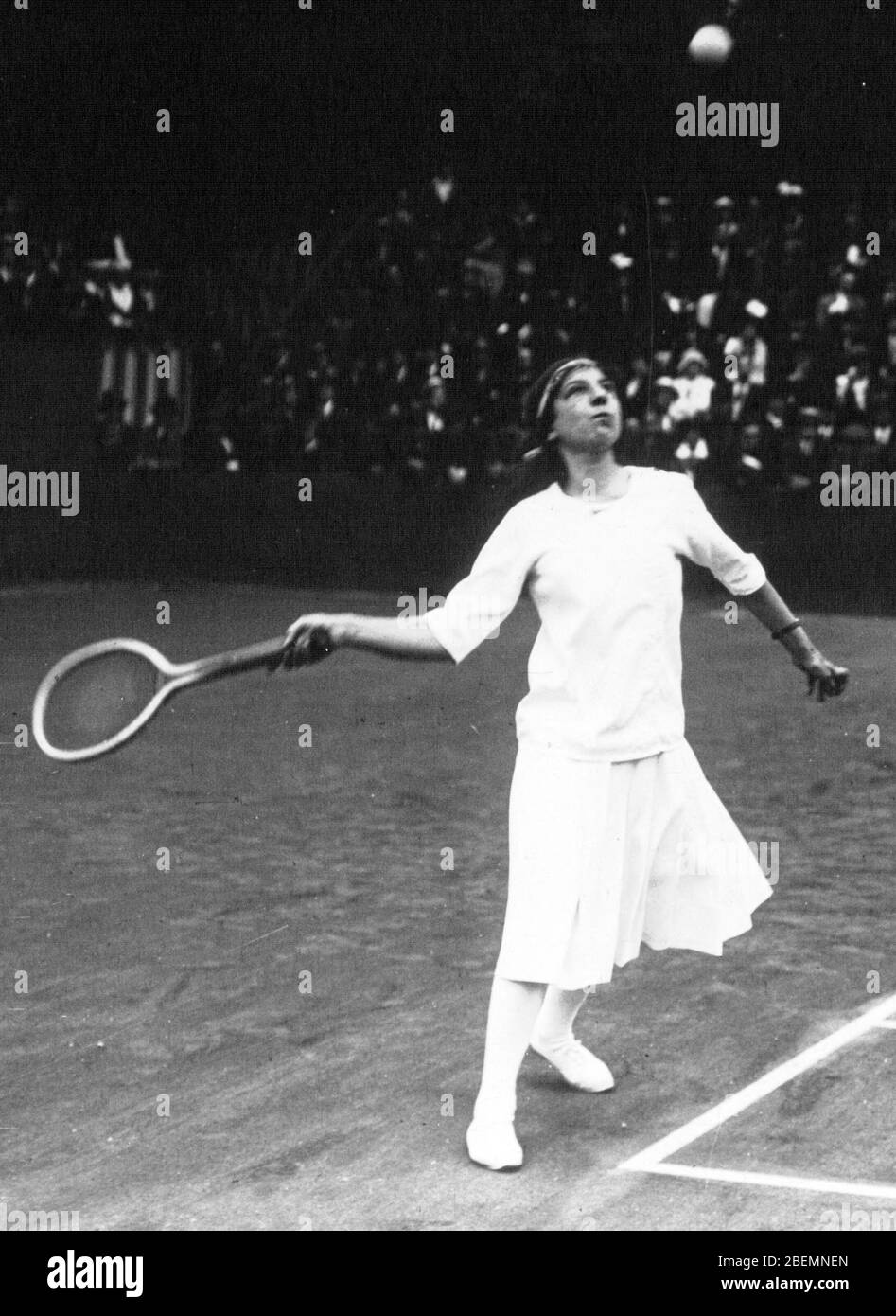 SUZANNE LENGLEN (1899-1938) Französischer Tennisspieler bei den Hartplatz-Weltmeisterschaften 1914 in Paris. Stockfoto