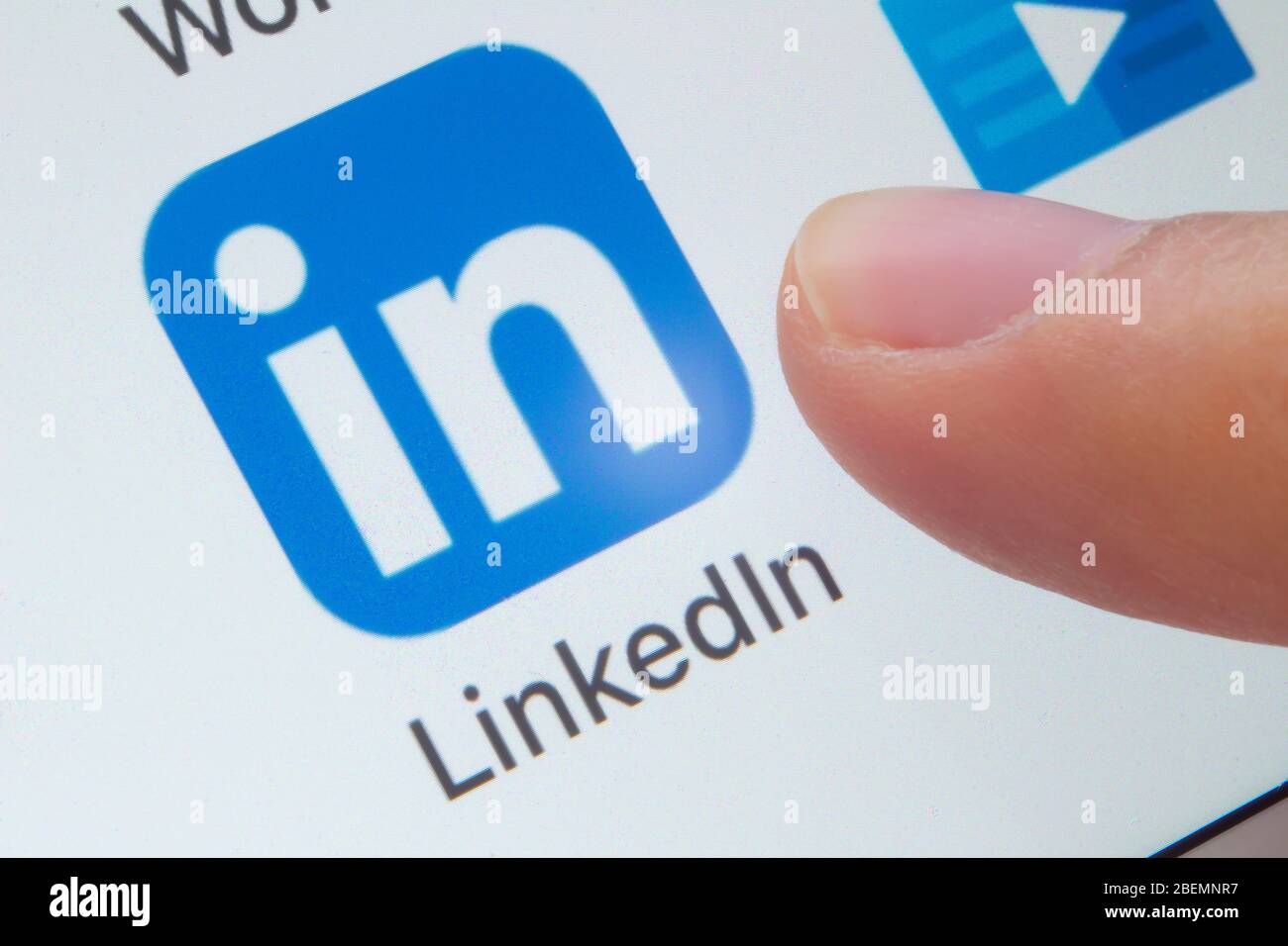 Calgary, Alberta. Kanada. 11. April 2020. Eine Person, die die LinkedIn-Anwendung auf einem weißen Hintergrund öffnen wird. Stockfoto