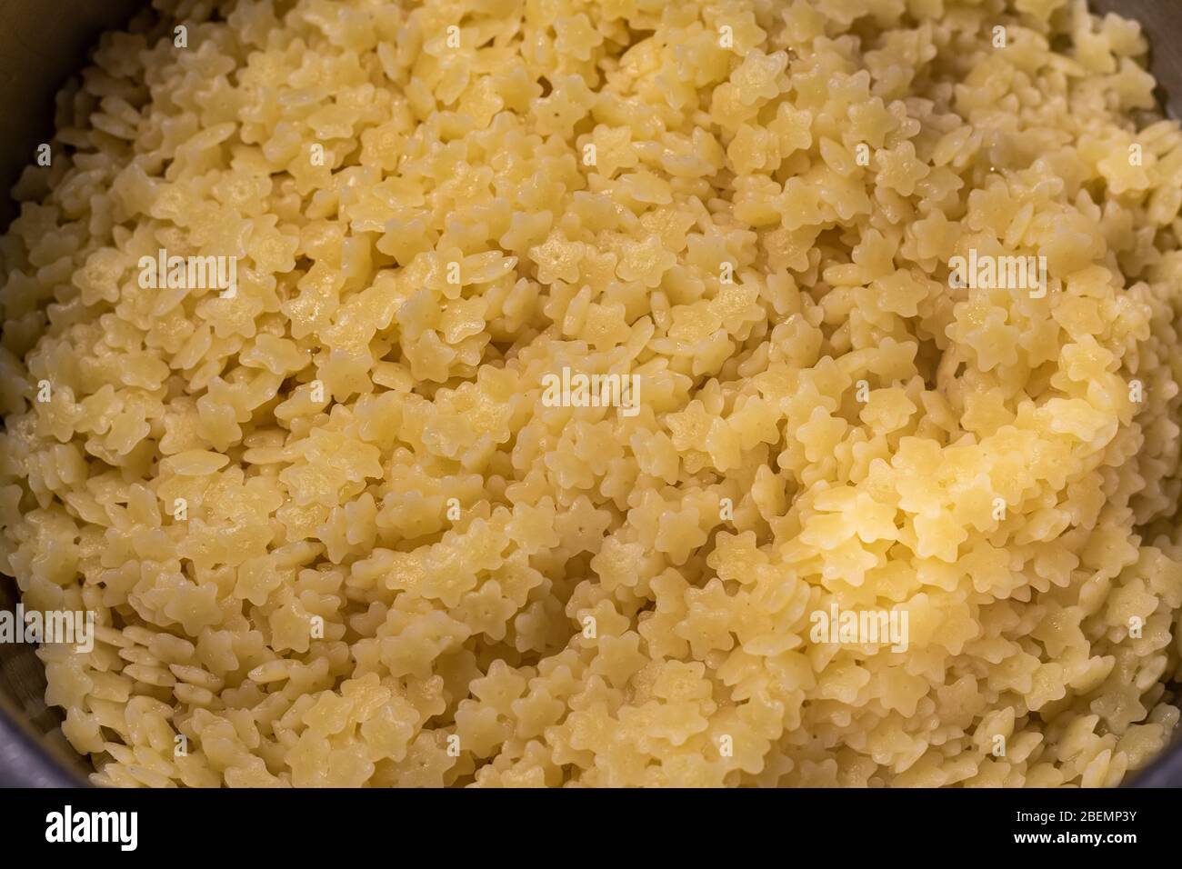 Eine Nahaufnahme zeigt die Textur der gekochten stelline Pasta. Diese kleinere Variante der Stelle Suppe Pasta ist wie kleine Sterne geformt. Stockfoto
