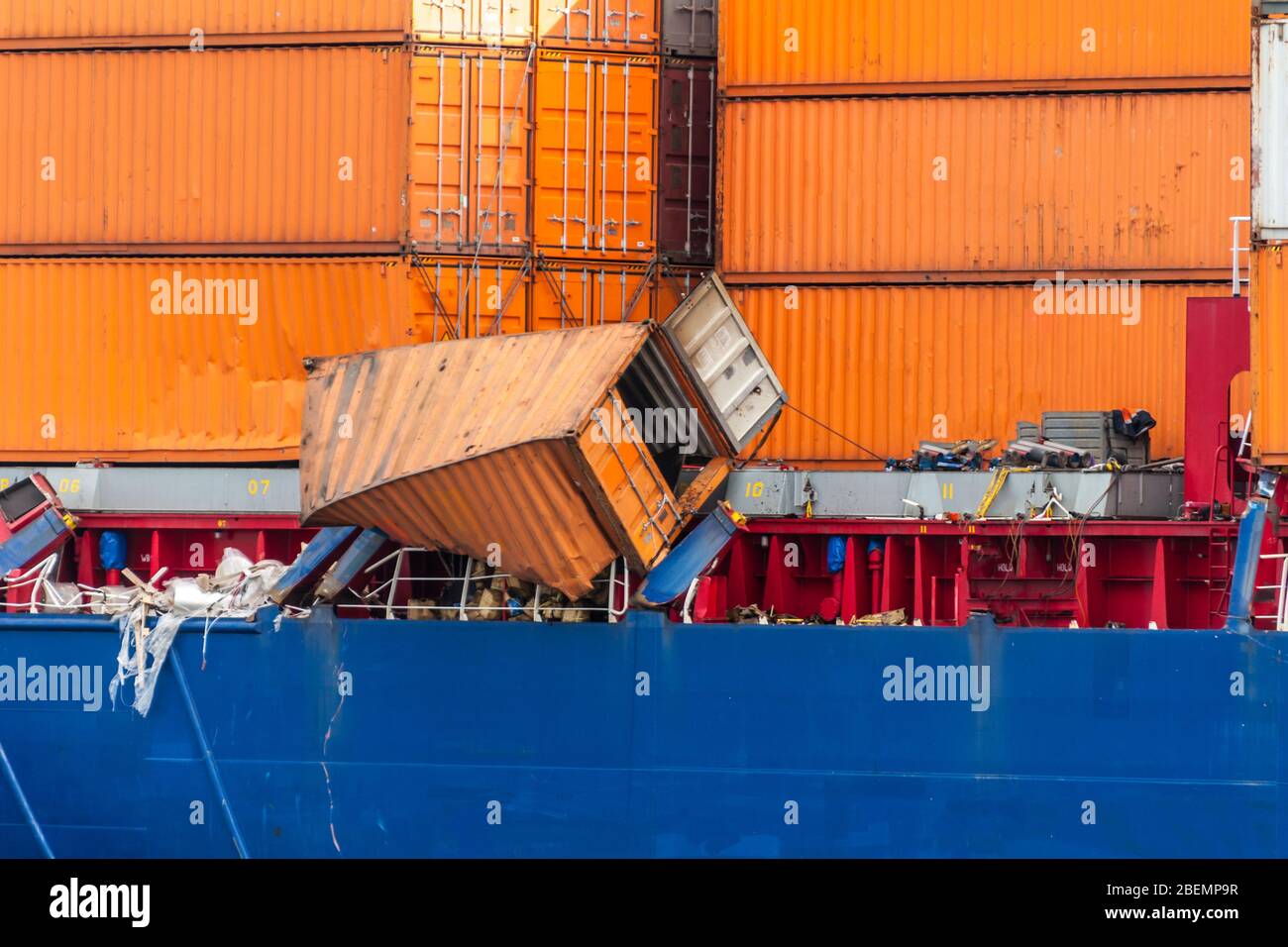 Umgekippter Container nach einem Unfall auf einem Containerschiff Stockfoto
