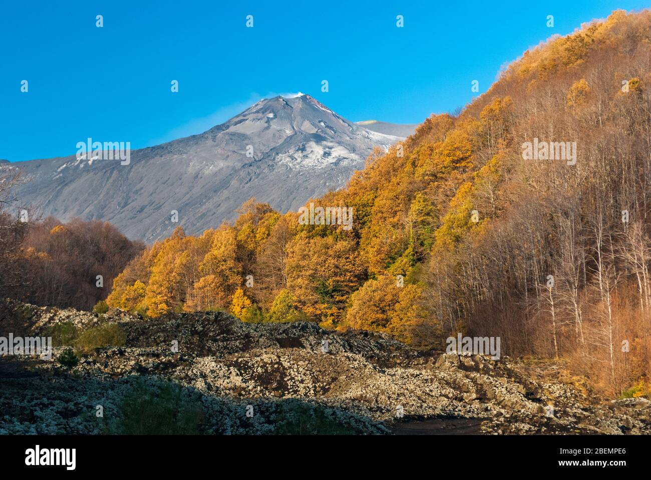 Der Südostkrater des Ätna von der Ostflanke im Herbst (Sizilien, Italien) Stockfoto