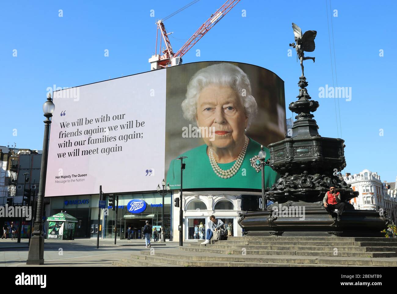 Die Coronavirus-Adresse der Königin an die Nation, die auf den Werbehoardings im Piccadilly Circus in London, Großbritannien, angezeigt wird Stockfoto