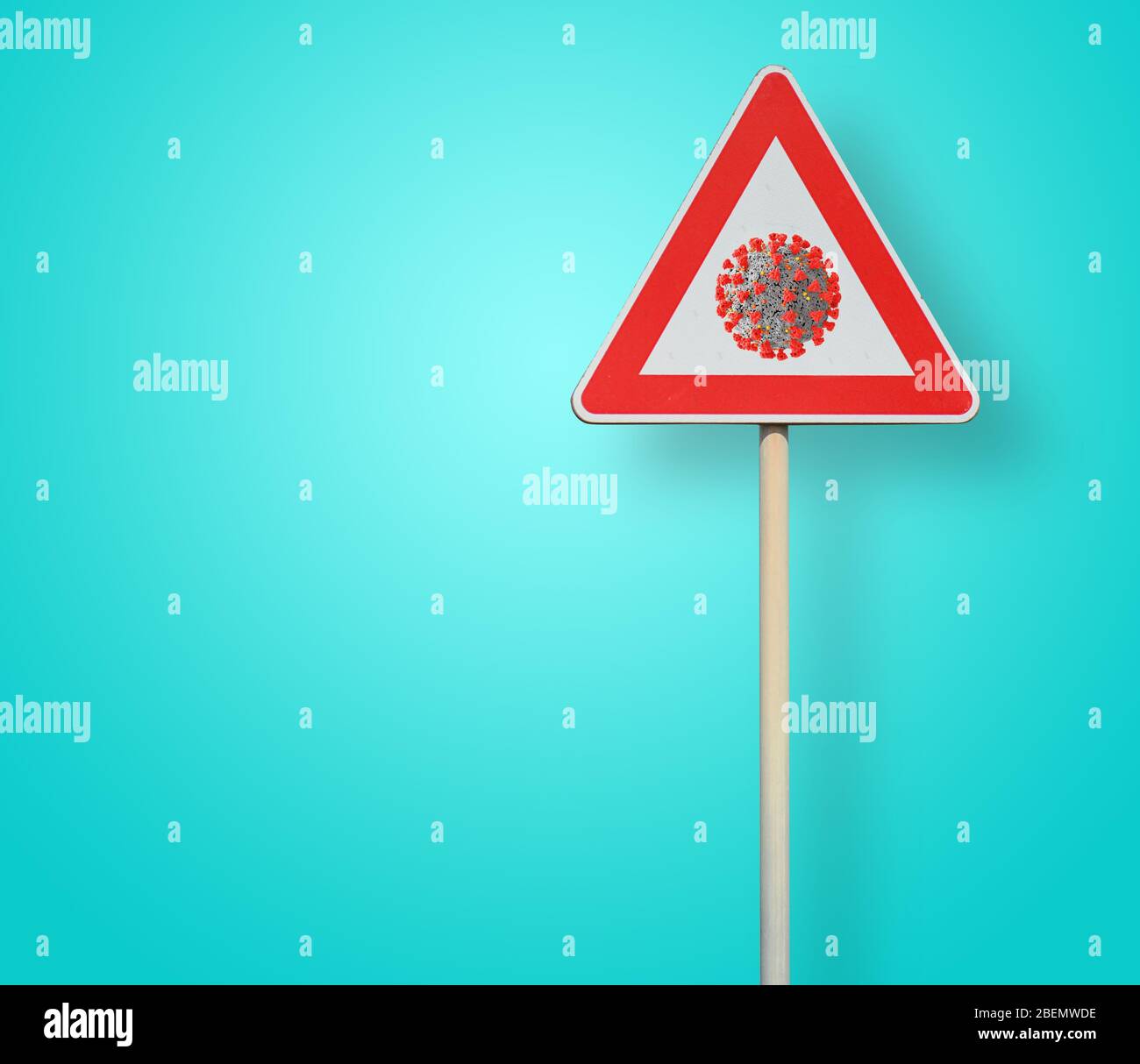 Wegweiser mit Coronavirus Simbol. Konzept des covid-19 Virus Alert Stockfoto