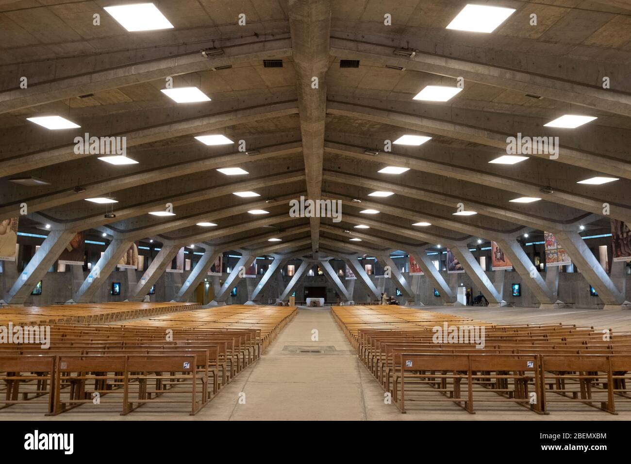 Innenraum der unterirdischen Basilika St. Pius X. in Lourdes, Frankreich, Europa Stockfoto