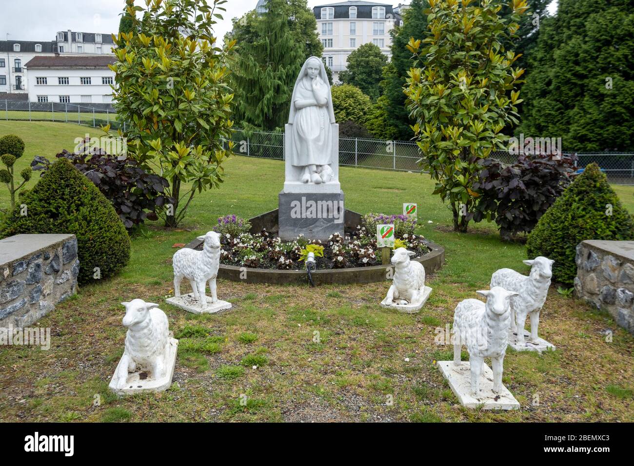 Statue von Saint Bernardette von Lourdes, Frankreich, Europa Stockfoto