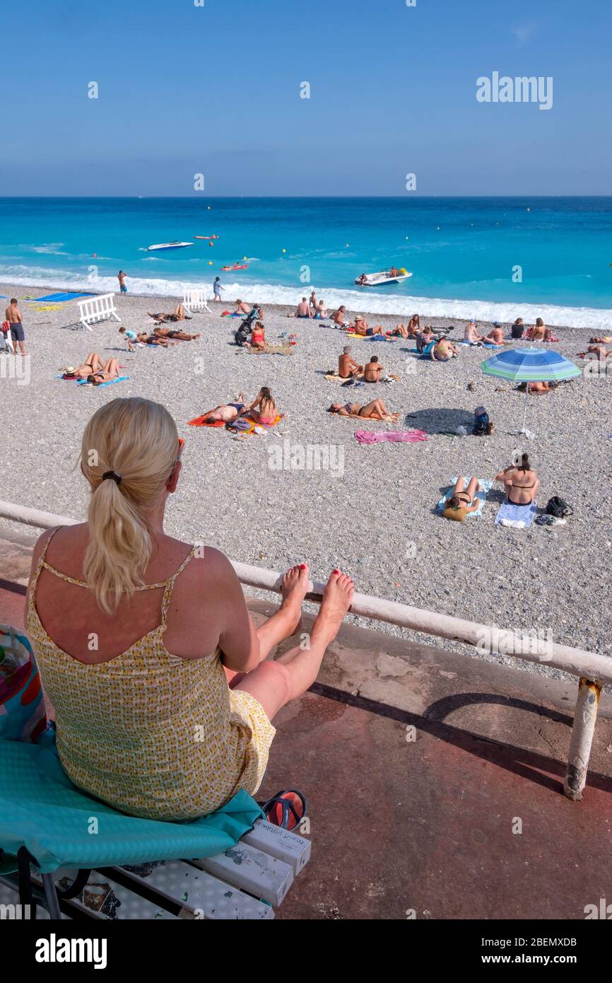Blonde Frau im Schatten an der Promenade des Anglais in Nizza, Frankreich, Europa Stockfoto