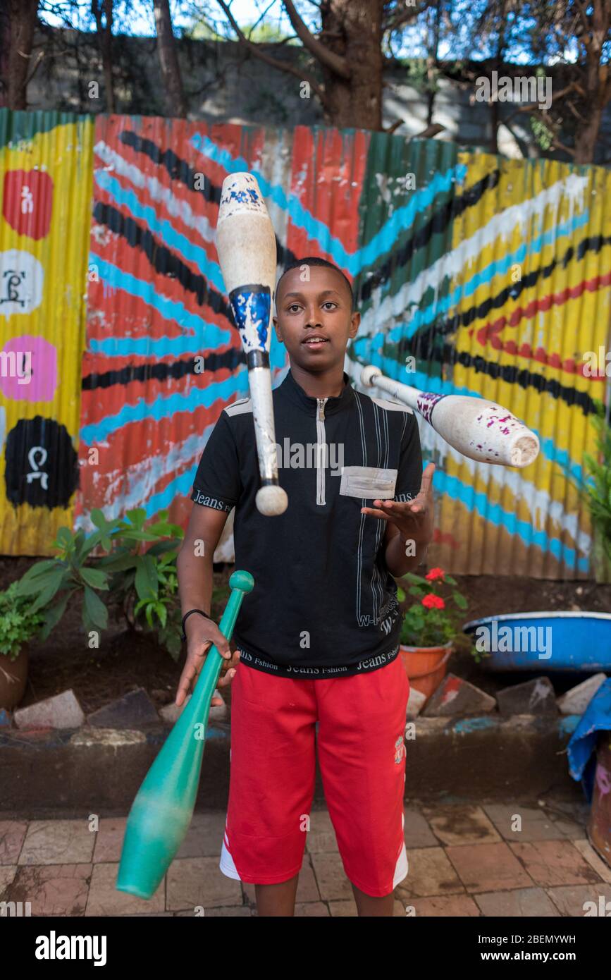 Junge übt Jonglieren in der Schule und Gemeindezentrum des Fekat Circus, Addis Abeba, Äthiopien, Afrika. Stockfoto