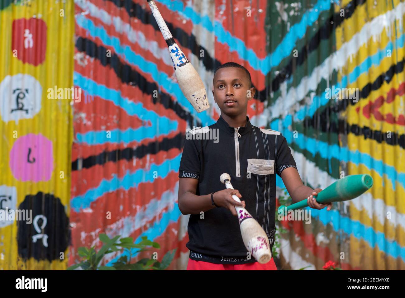 Junge übt Jonglieren in der Schule und Gemeindezentrum des Fekat Circus, Addis Abeba, Äthiopien, Afrika. Stockfoto