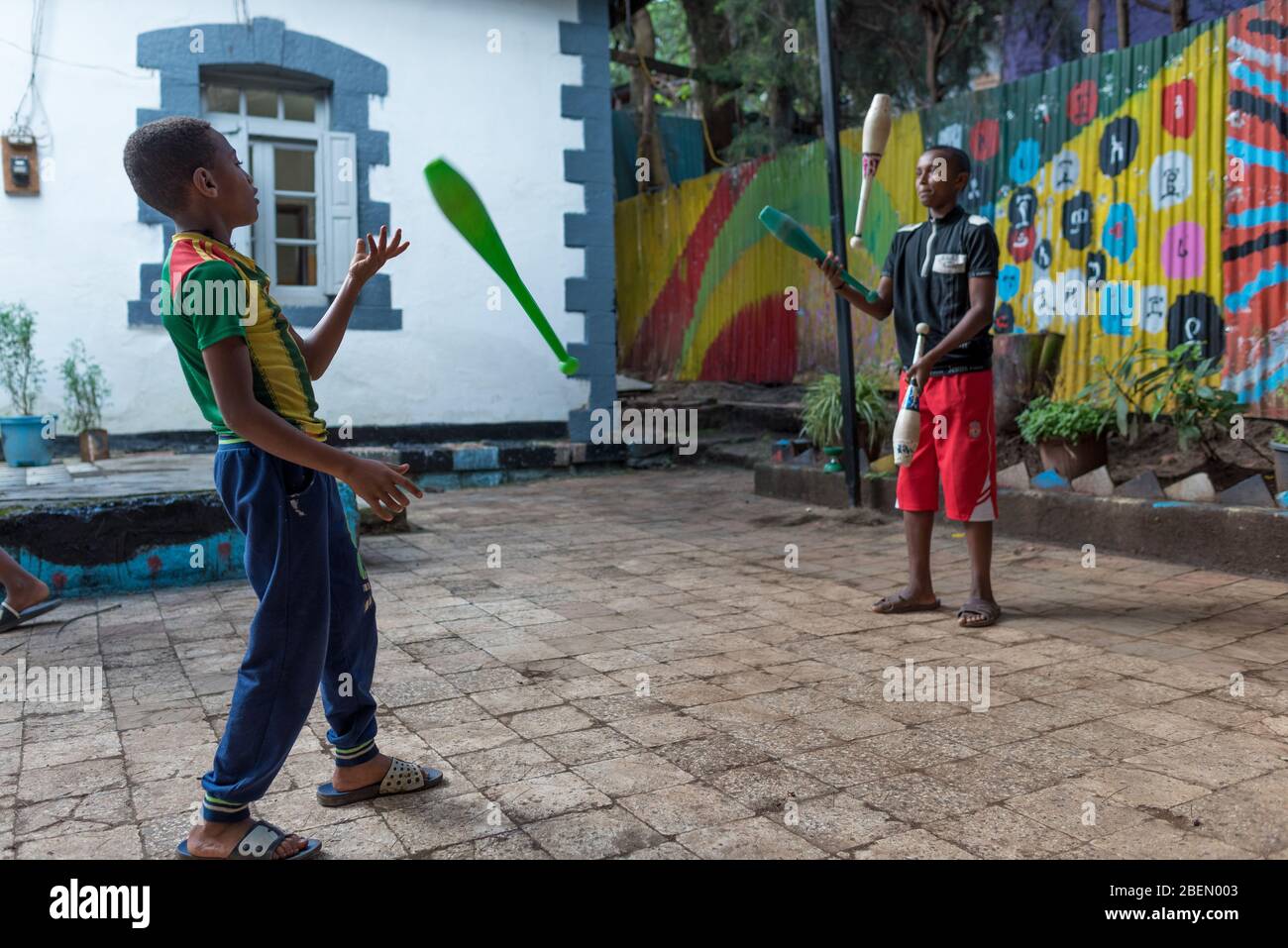 Die Jungen üben das Jonglieren in der Schule und dem Gemeindezentrum Fekat Circus, Addis Abeba, Äthiopien, Afrika. Stockfoto