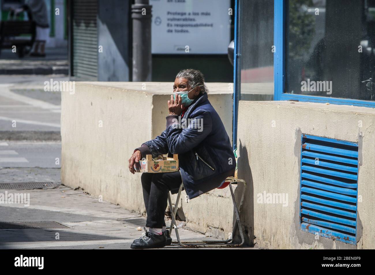 14. April 2020: 14. April 2020 (Malaga) Obdachlose Indingentes aufgrund der Coronavirus-Krise sind in den Straßen der Stadt obdachlos und ohne Nahrung. Kredit: Lorenzo Carnero/ZUMA Wire/Alamy Live News Stockfoto