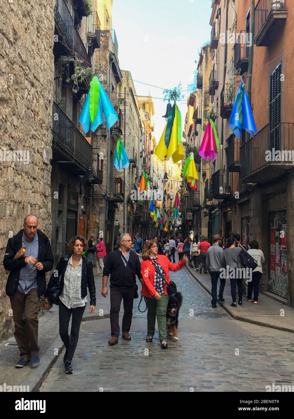 Menschen, die auf der Straße 16.05.2018 Girona, Spanien Stockfoto