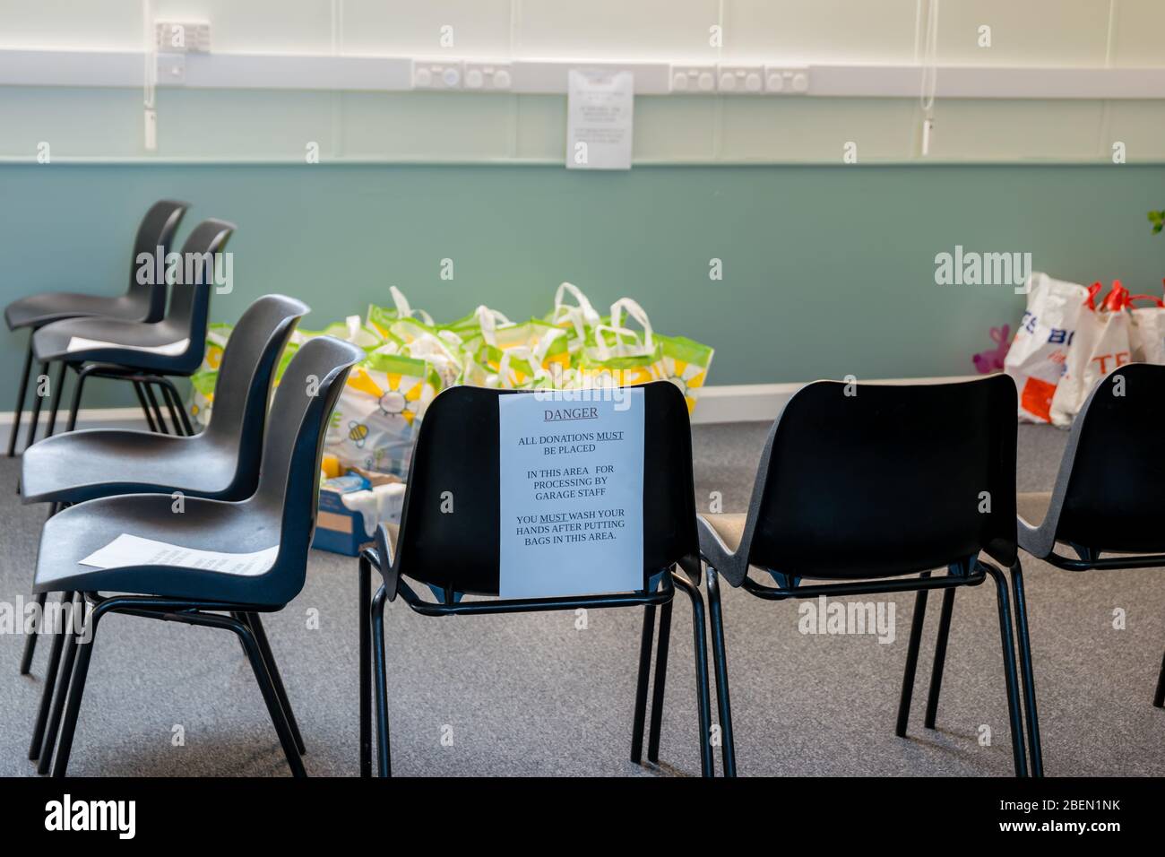 Spenden bei einer örtlichen kirchlichen Lebensmittelbank des Trussell Trust in einem Quarantänegebiet wegen des Coronavirus-Ausbruchs Stockfoto