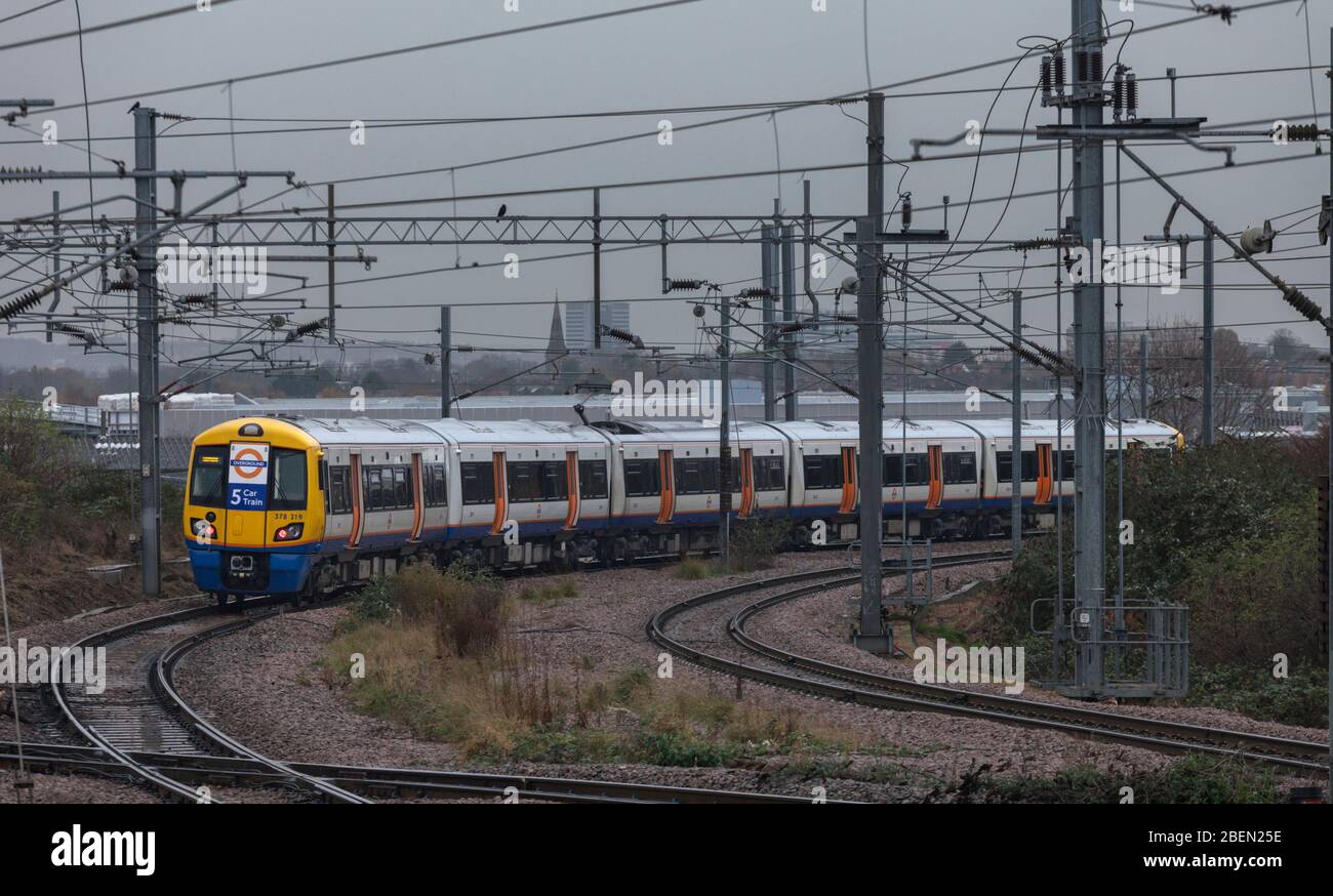 London Overground Bomabrdier capitalstar der Baureihe 378 387203, der an der Kreuzung Willesdon, London, auf der nördlichen Londoner Linie vorbeifährt Stockfoto