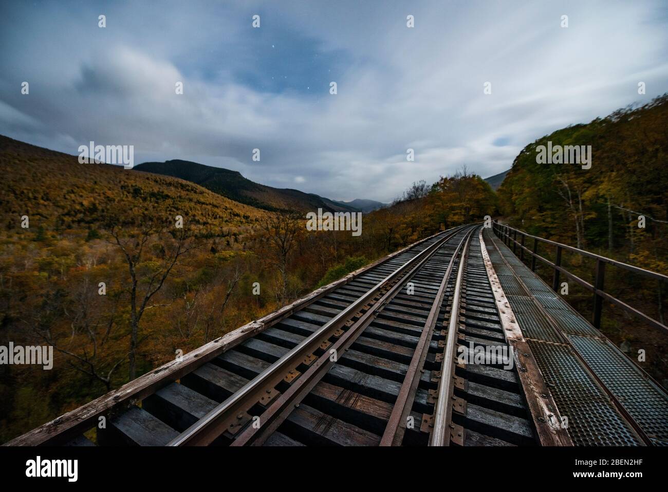 Verlassene Eisenbahn Trestle hoch über New england Herbstwald Stockfoto