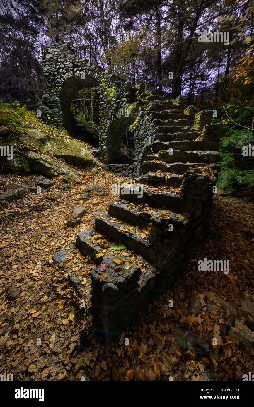 Treppe des verlassenen Herrenhauses in Wäldern im Herbst Stockfoto