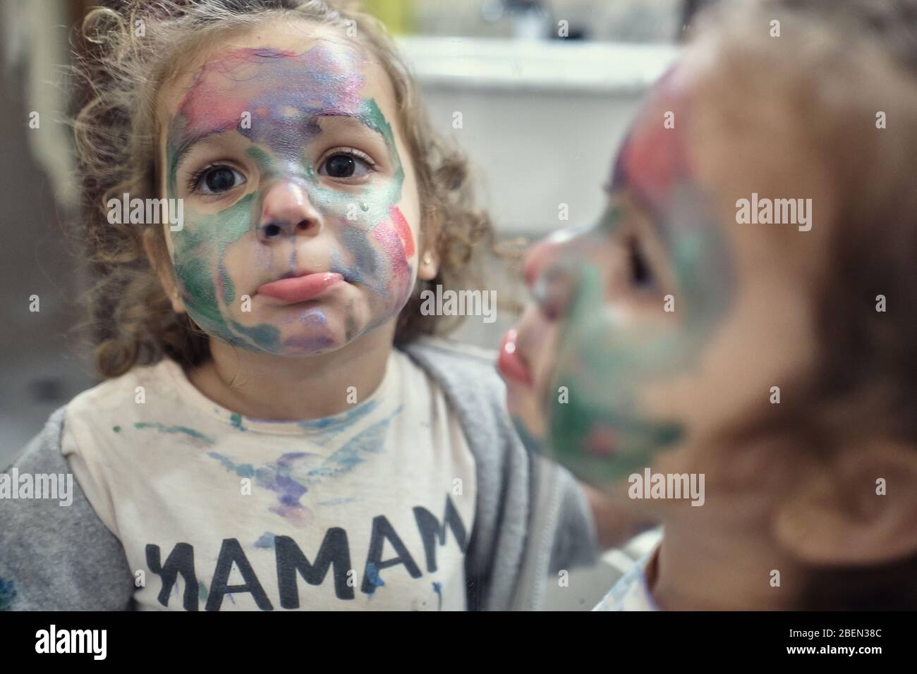 Kinder spielen in einem Innenhof und malen mit Wasserfarben Stockfoto