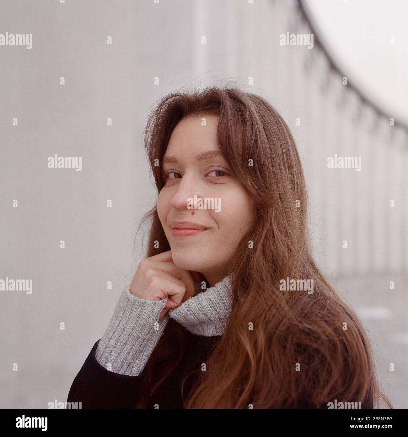 Eine Frau steht in der Nähe eines schönen Gebäudes Stockfoto