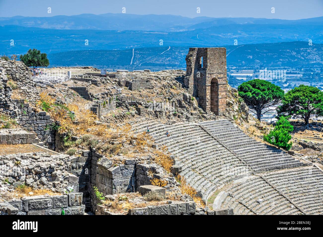 Pergamon, Türkei -07.22.2019. Die Ruinen eines antiken Theaters in der griechischen Stadt Pergamon in der Türkei an einem sonnigen Sommertag Stockfoto