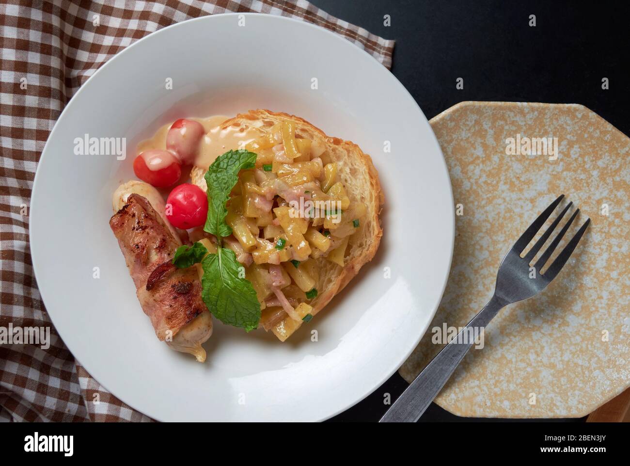 Kartoffelkäse Speck Wurst mit weißer Sauce Stockfoto