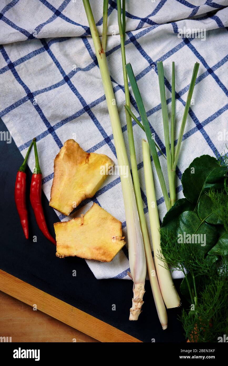 Die Hauptzutaten für asiatische würzige Suppe Stockfoto