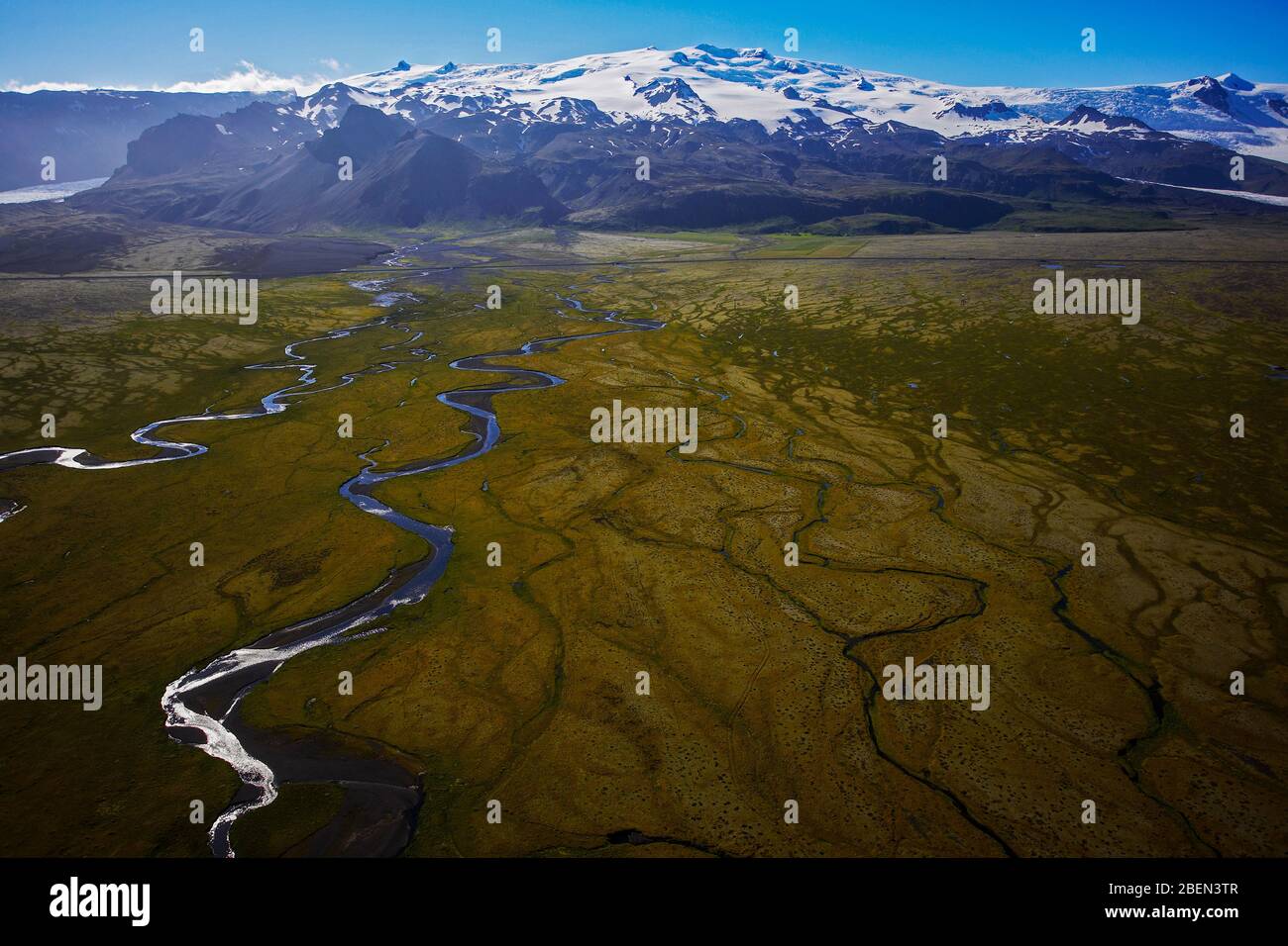 Luftaufnahme von mäandernden Gletscherflüssen in Südisland Stockfoto