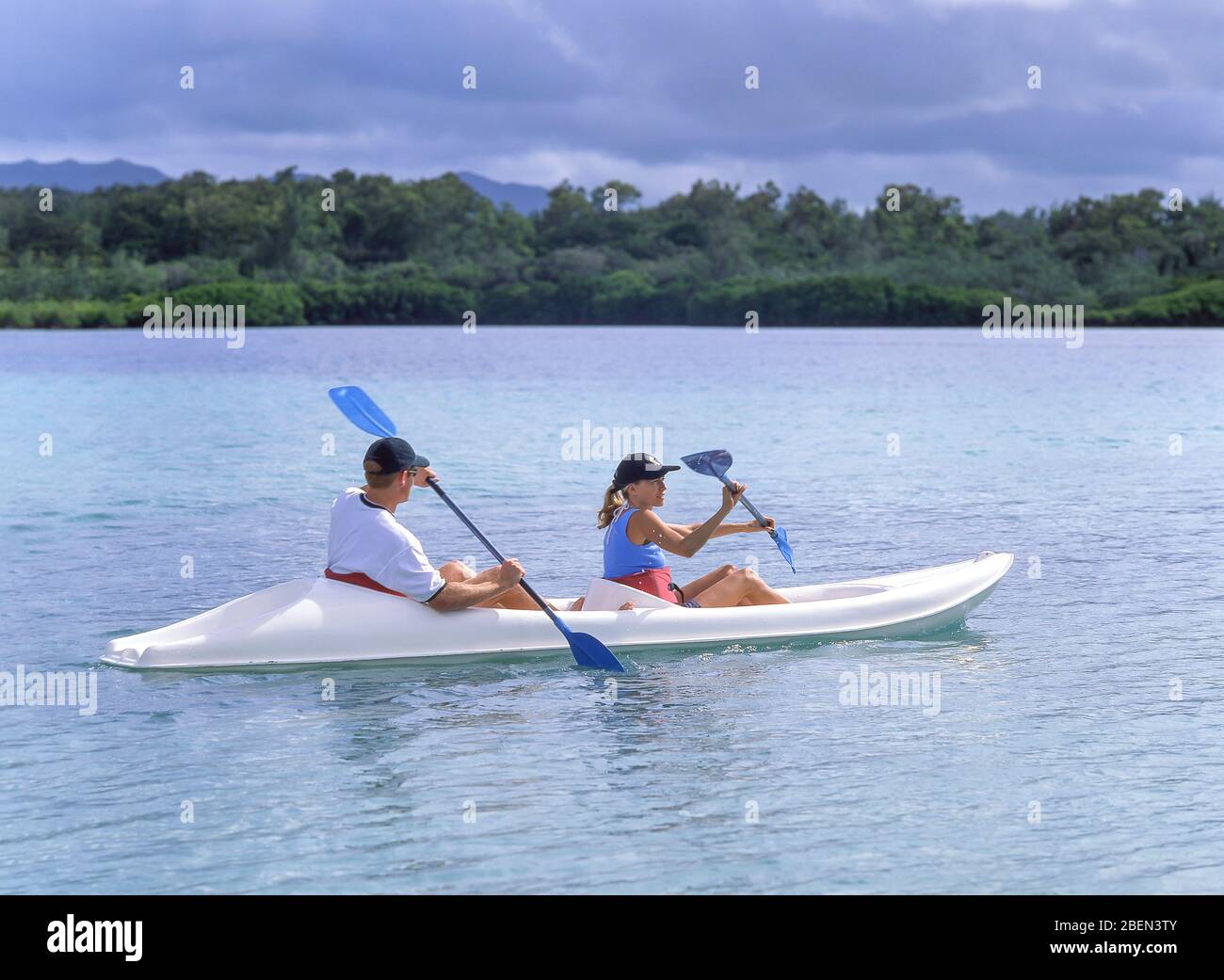 Pärchen auf Kajak, Île aux Cerfs, Flacq District, Republik Mauritius Stockfoto