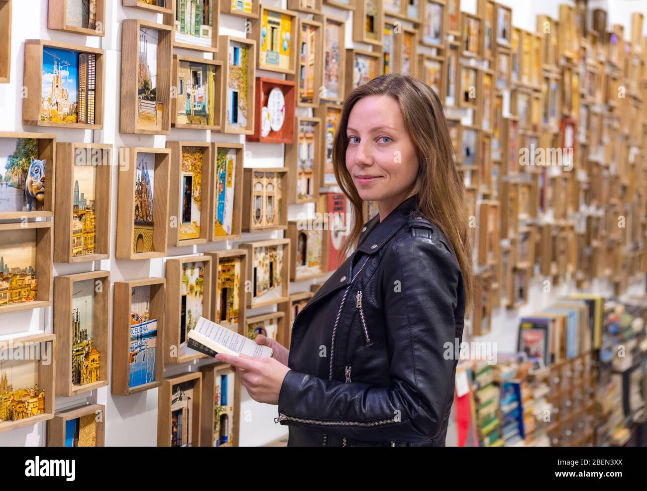 Trinkwasser an einem öffentlichen Brunnen und Bücher lesen Stockfoto