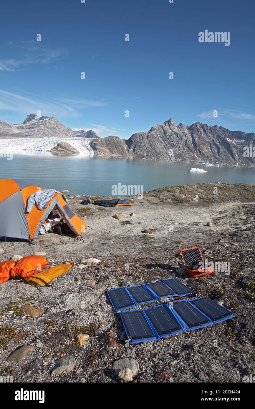 Solarpanels laden Batterien auf dem Campingplatz in Ostgrönland Stockfoto