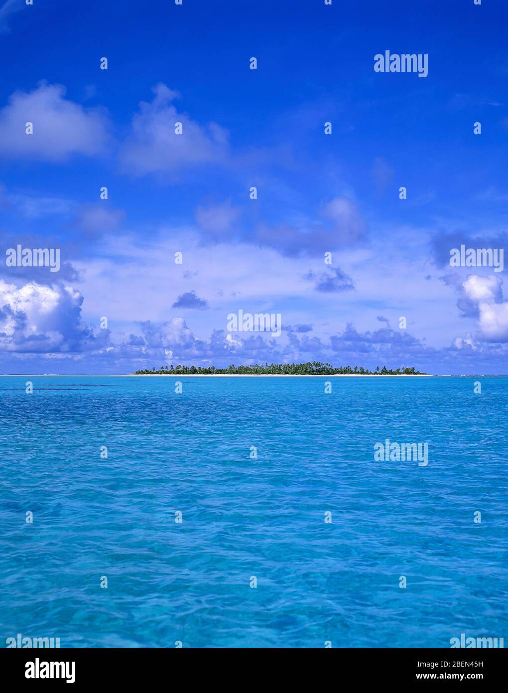 Tropische Insel vom Meer, Aitutaki Atoll, Cook Inseln Stockfoto