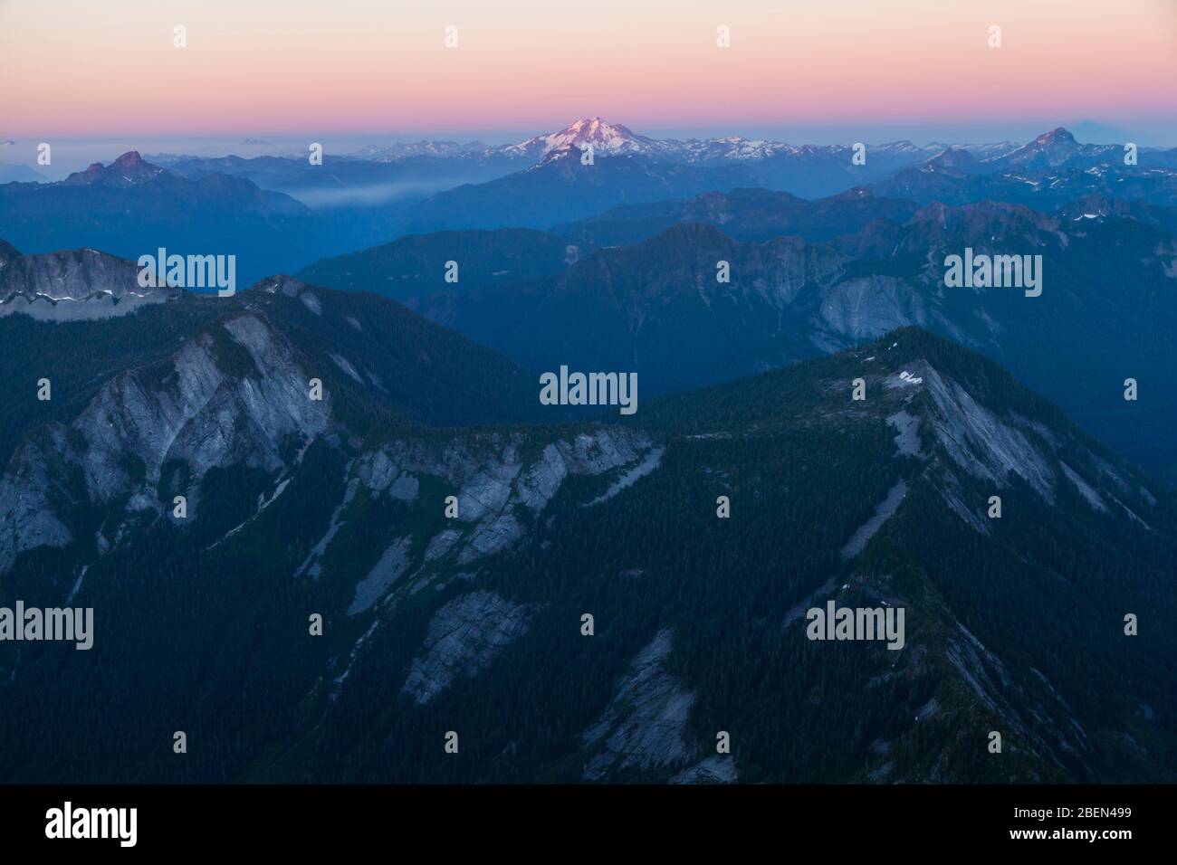 Glacier Peak bei Sonnenuntergang vom Three Fingers Lookout, North Cascades, Washington. Stockfoto