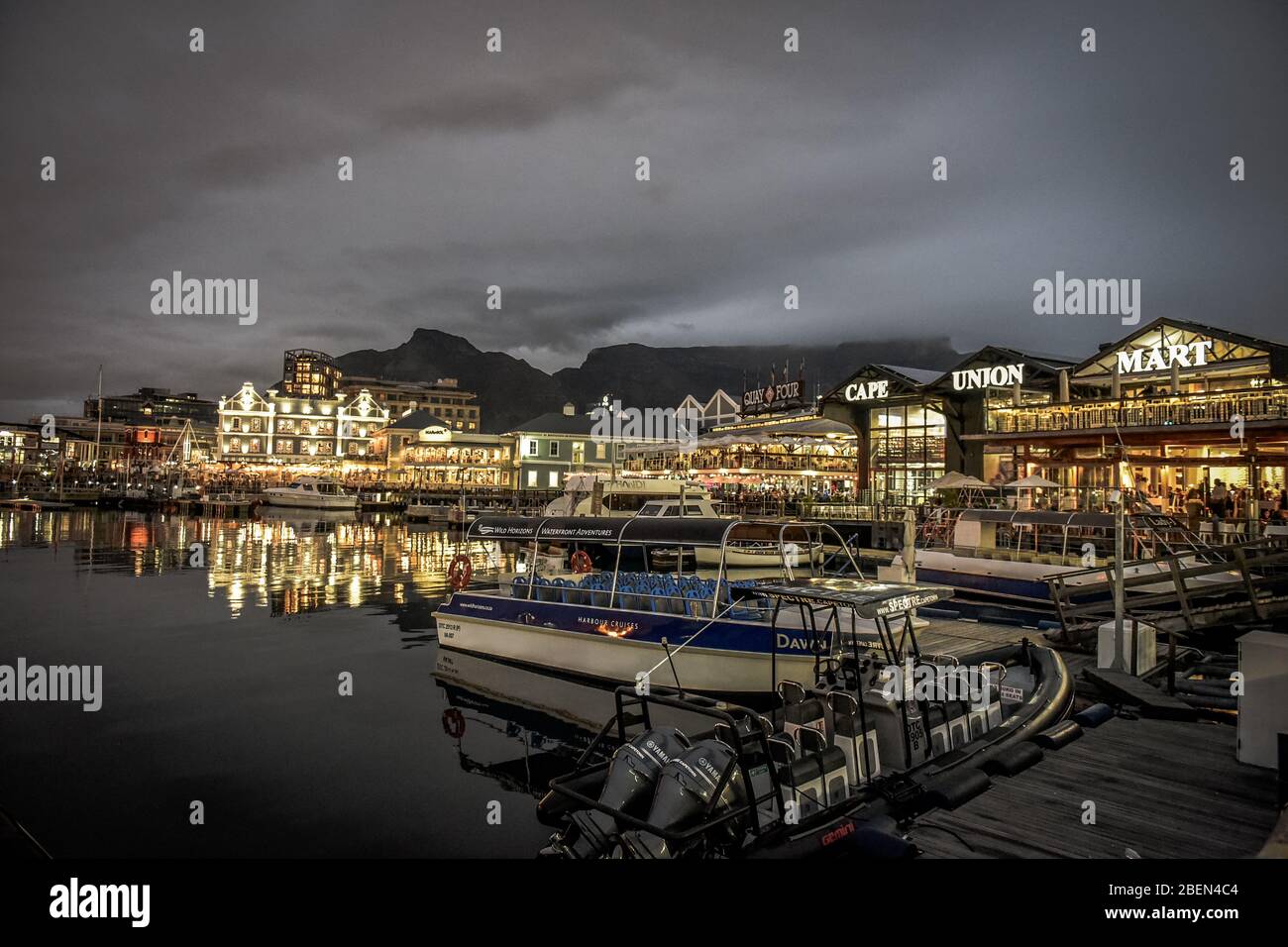 Kapstadt Stadtbild von der V&A Waterfront mit dem Tafelberg im Hintergrund, Westkap, Südafrika Stockfoto