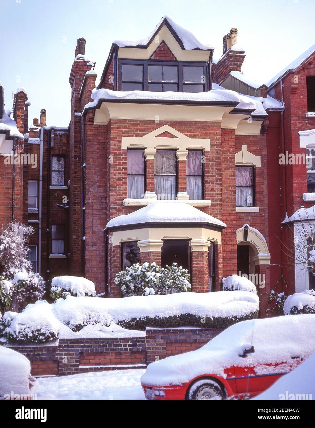Schneebedecktes Haus, Talbot Road, Highgate, London Borough of Haringey, Greater London, England, Großbritannien Stockfoto