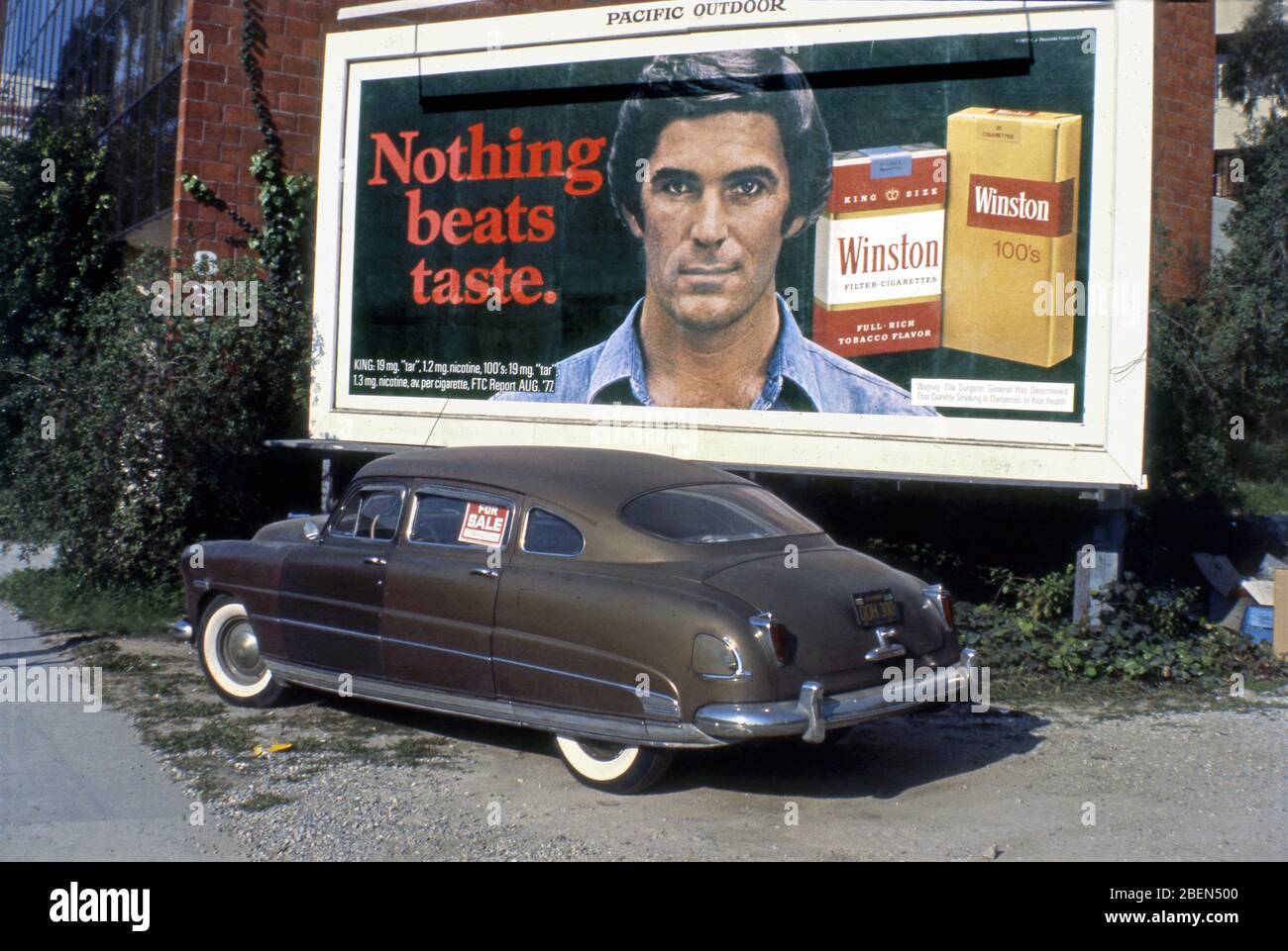 Los Angeles Stadtlandschaft mit Winston Zigaretten Plakatwand und alten Oldtimer zum Verkauf um 1970er Jahre. Stockfoto