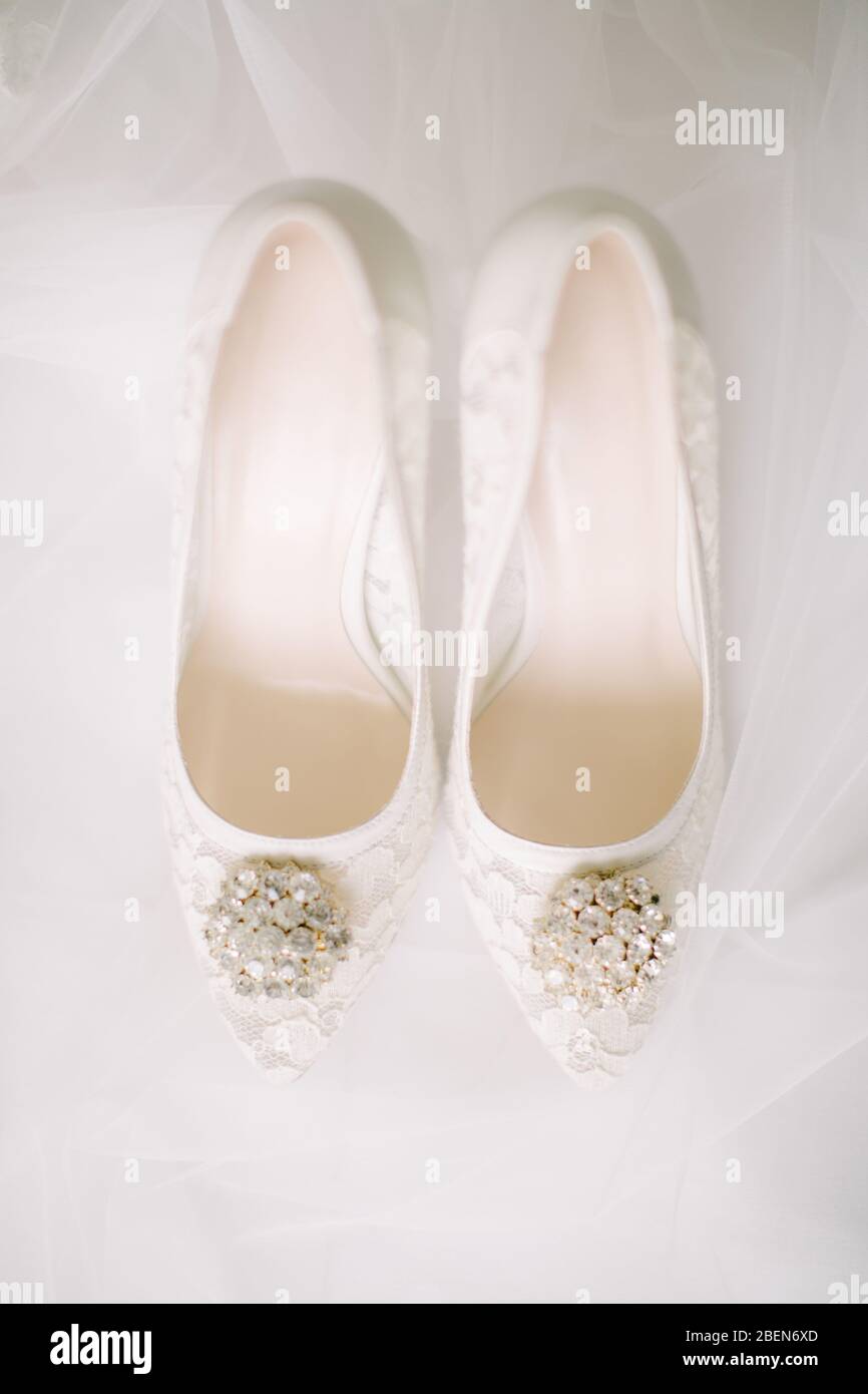 Brautschuhe auf Tüll. Edelstein und Spitze. Stockfoto