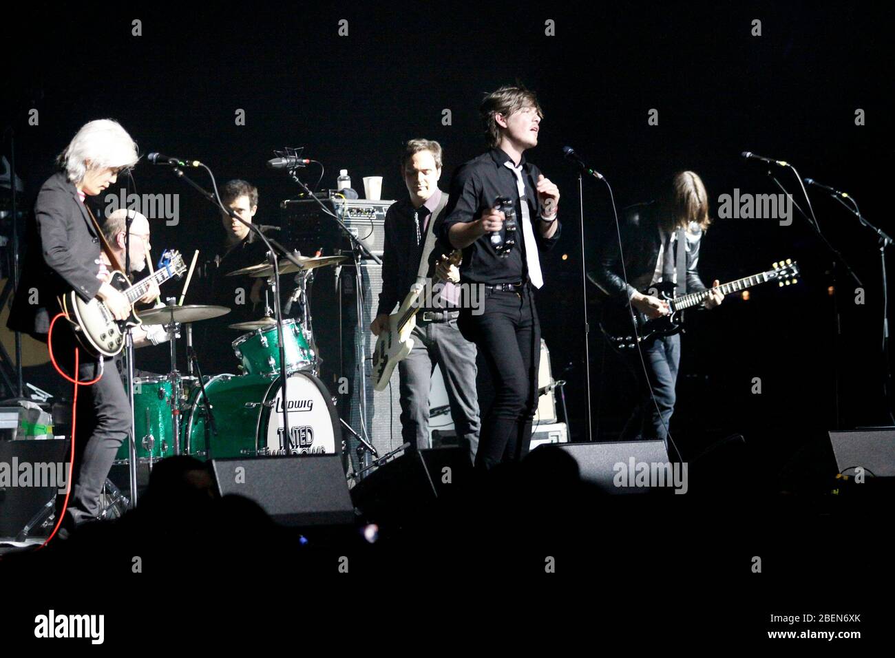 Tainted Windows mit dem ehemaligen Smashing Pumpkins Gitarristen James IHA, Hanson Sänger/Keyboarder Taylor Hanson, Fountaines von Wayne Bassist Adam Schlesinger und Cheap Trick-Schlagzeuger Bun E. Carlos, der am 2. Mai 2009 im Borgata in Atlantic City, New Jerseiy auftrat. Kredit: Scott Weiner/MediaPunch Stockfoto