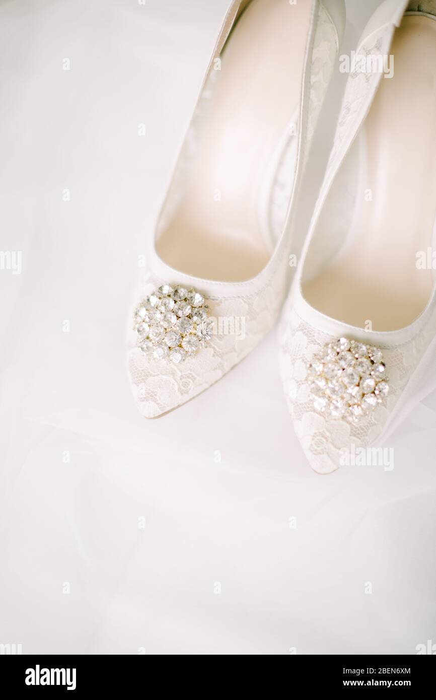 Brautschuhe auf Tüll. Edelstein und Spitze. Stockfoto