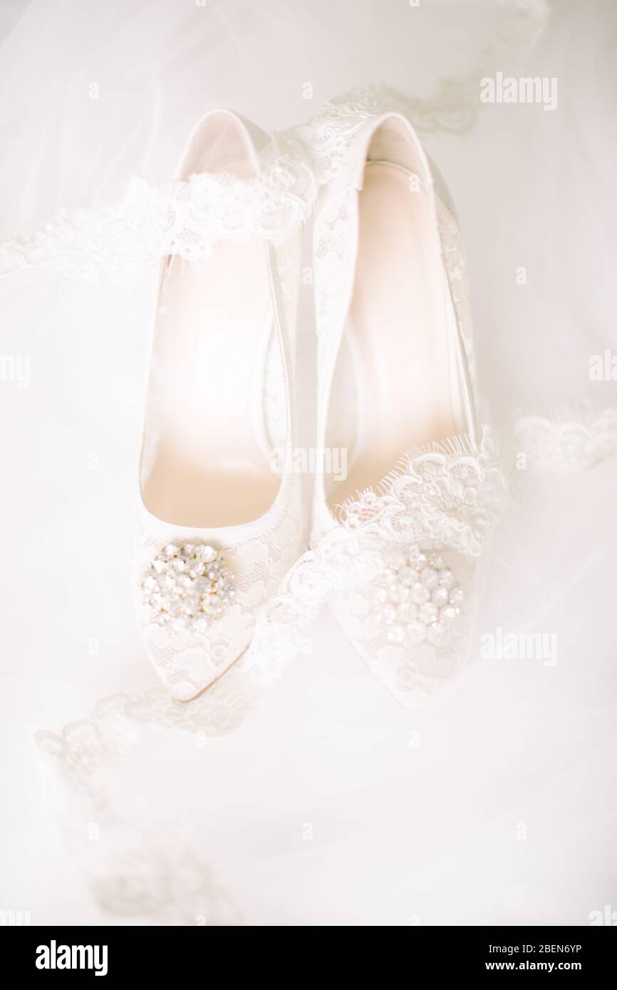 Brautschuhe auf Tüll. Edelstein und Spitze. Stockfoto